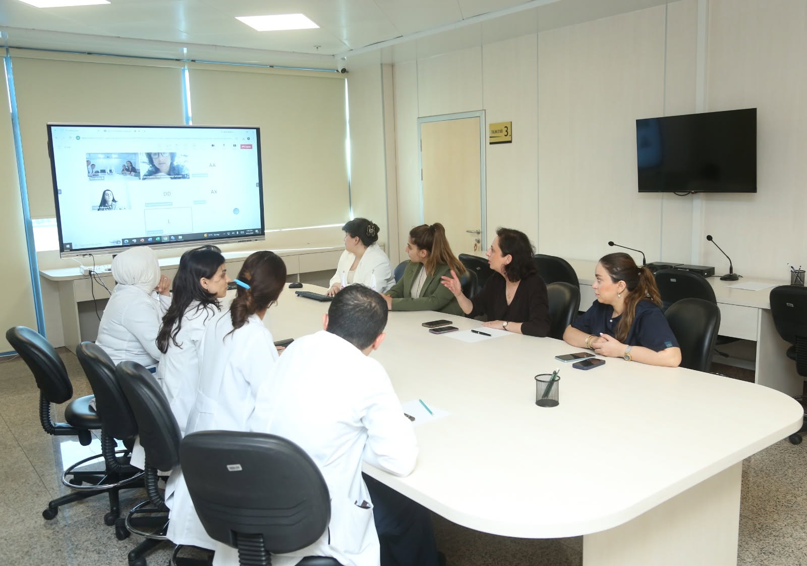 Yeni Klinikada mürəkkəb kliniki hallar beynəlxalq mütəxəssislərlə müzakirə olunub