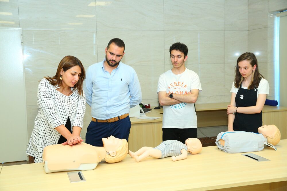 Yeni Klinikanın təlim mərkəzində müxtəlif istiqamətlərdə 30 təlim keçirilib